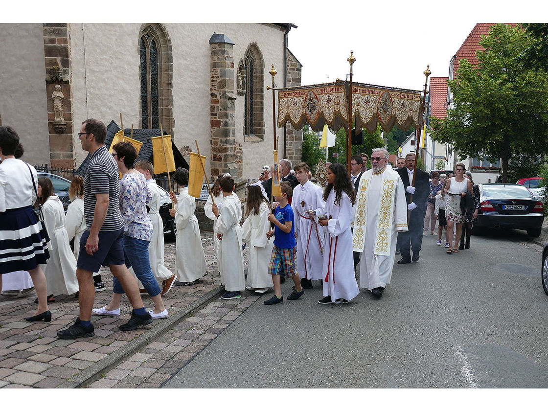 Fronleichnamsprozession durch die Straßen von Naumburg (Foto: Karl-Franz Thiede)